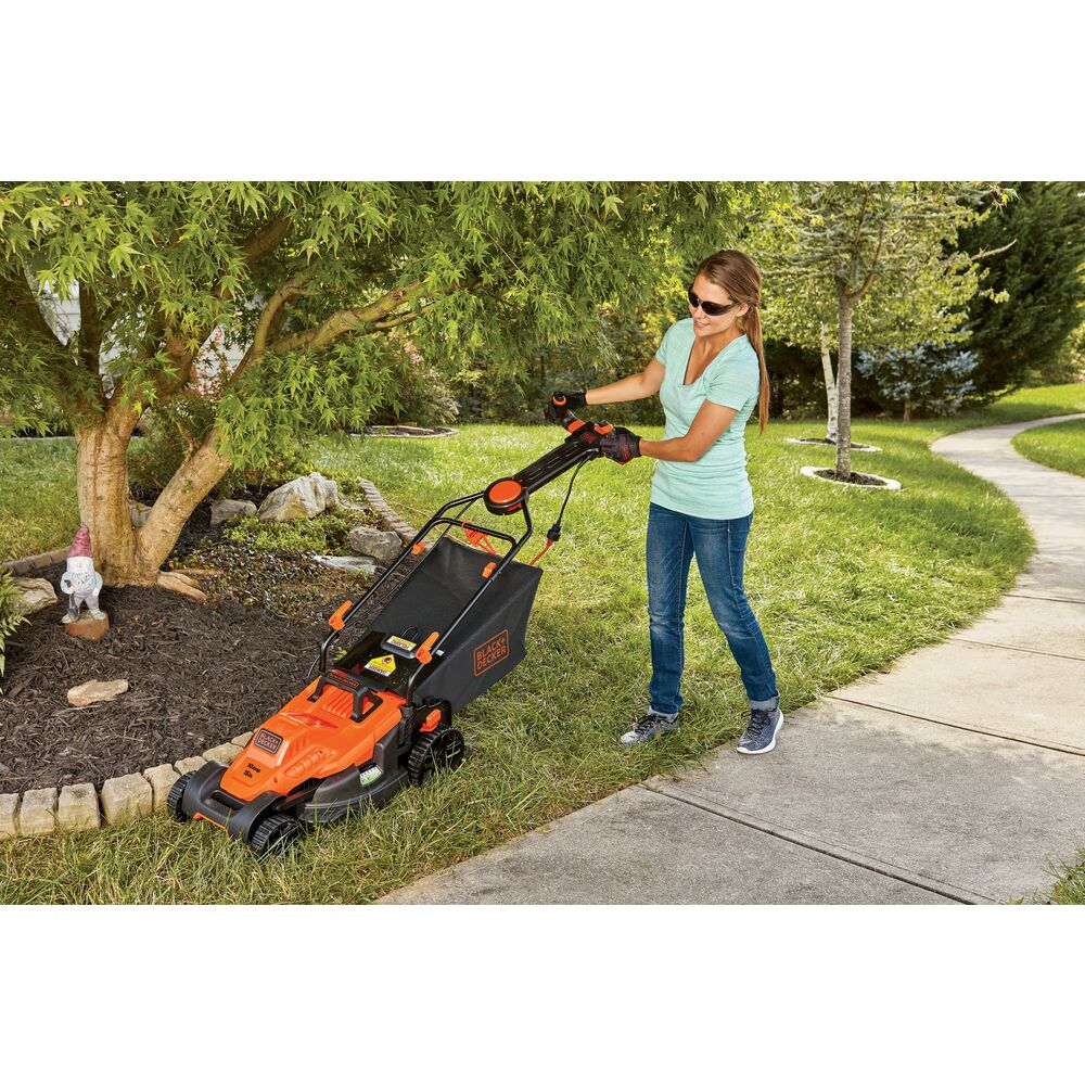 Black & Decker Electric Lawn Mower for Sale in Swampscott, MA - OfferUp