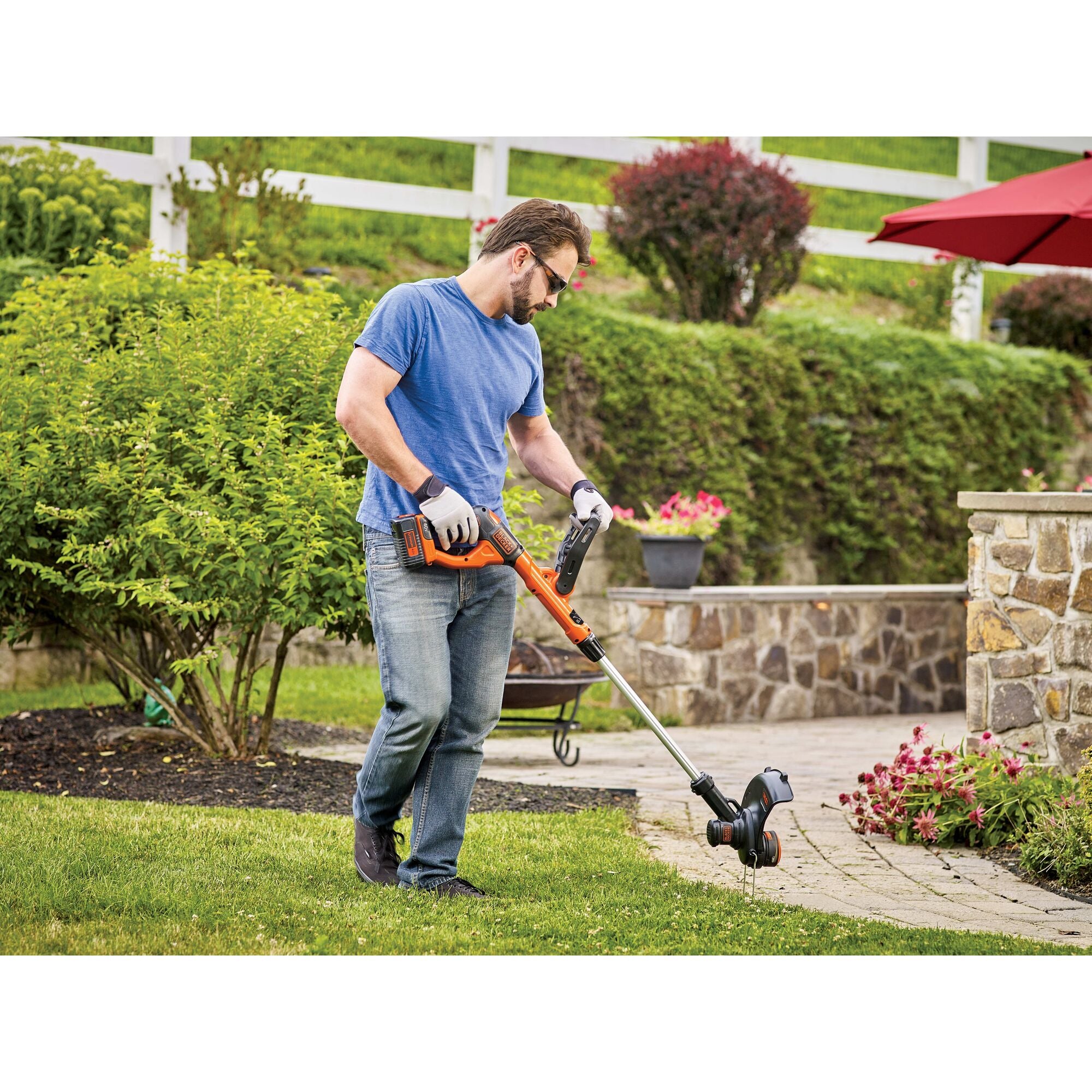 BLACK+DECKER 40V MAX* 13 in. 2in1 Cordless String Trimmer/Edger with  POWERCOMMAND Kit (LST136)